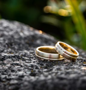 should wedding bands match