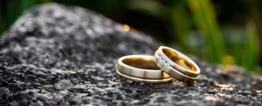 should wedding bands match