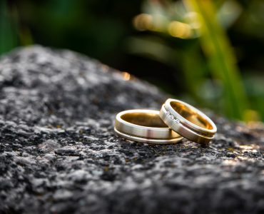 should wedding bands match