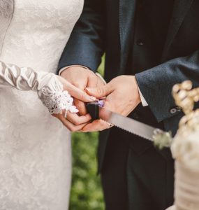wedding cake cutter