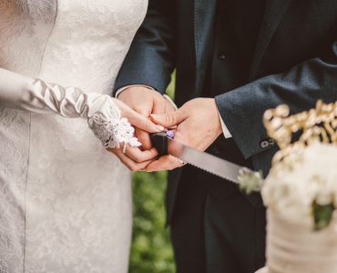 wedding cake cutter