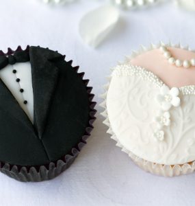 bride and groom cupcakes
