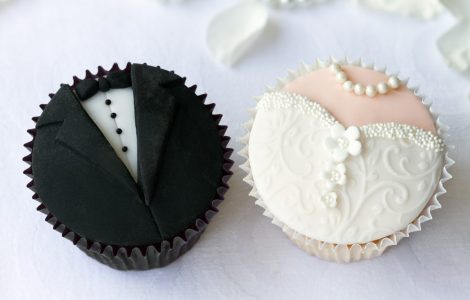 bride and groom cupcakes