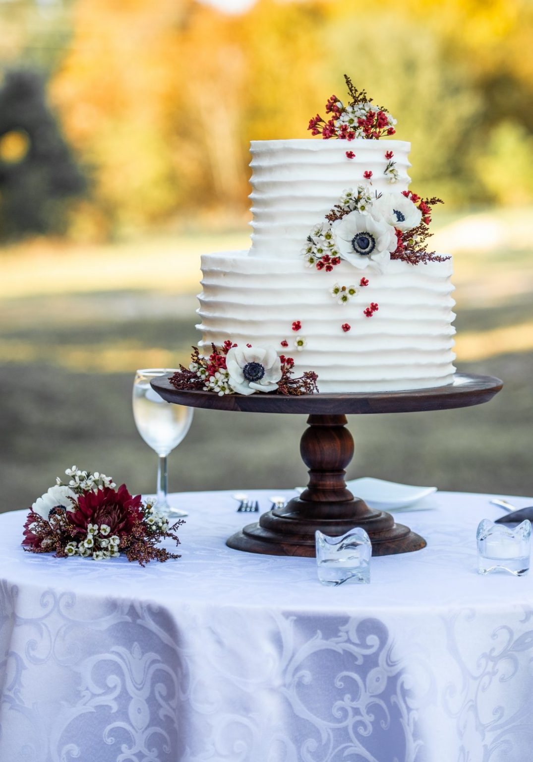 How To Cut Your Wedding Cake: Two Easy Methods - Yeah Weddings