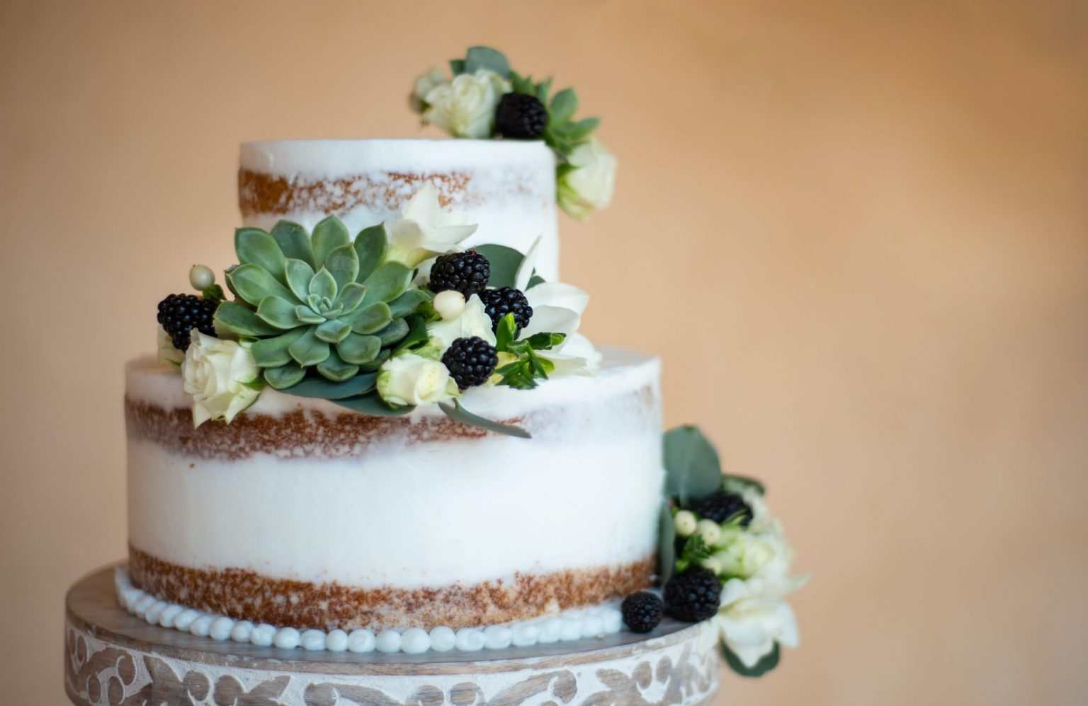 How To Cut Your Wedding Cake: Two Easy Methods - Yeah Weddings