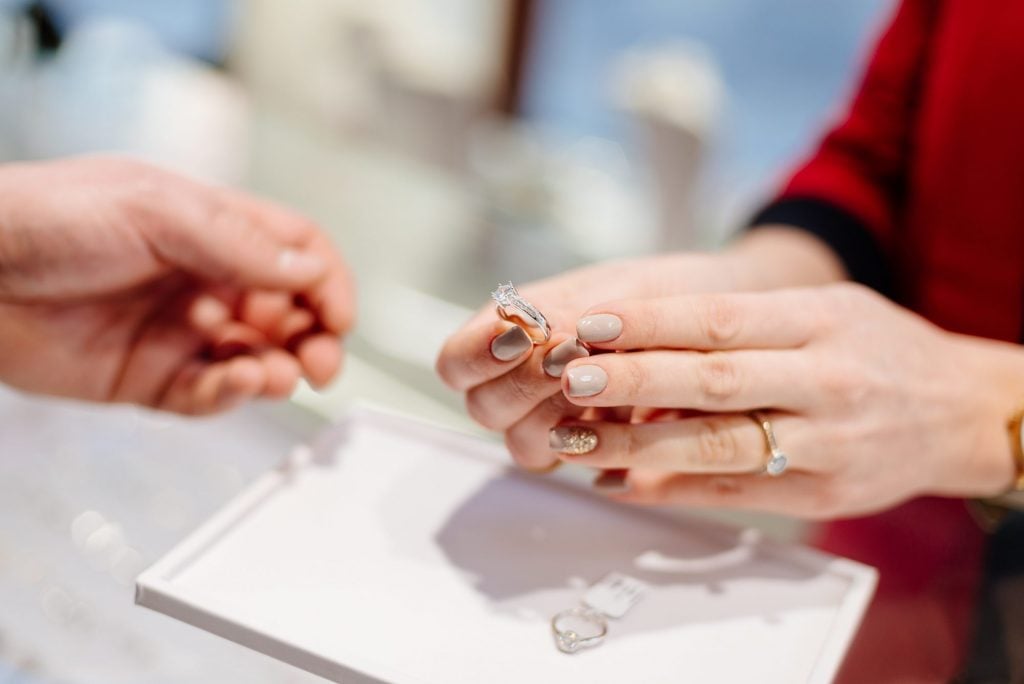 shopping per un anello di fidanzamento