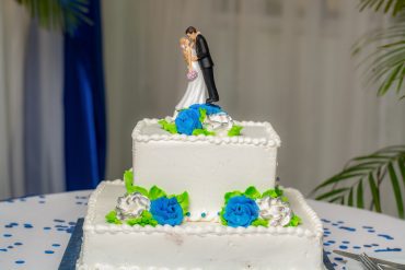 How Much Does a Wedding Cake Cost? - Yeah Weddings