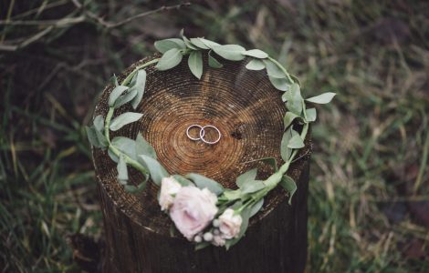 green and gold wedding floral and rings