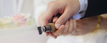 cutting wedding cake