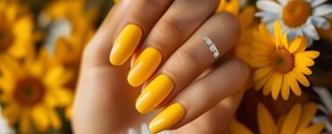 Cheerful lemon-yellow nails brighten up any summer wedding. This playful and sunny color pairs well with white daisies or sunflowers, adding a fresh and youthful vibe.