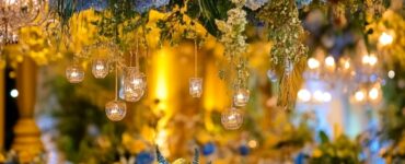 A summary of the joyful wedding atmosphere created by incorporating blue and yellow decor, highlighting the celebration of love through floral arrangements, table settings, and enchanting lighting.
