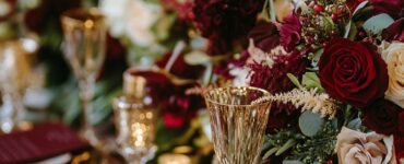 A wedding theme featuring burgundy and gold elements that offer opulence, versatility, and a timeless aesthetic, perfect for creating an unforgettable celebration.