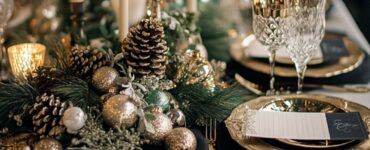 Overview of elegant New Year's Eve wedding color palette options, including classic black and gold, silver and white, and fresh choices like emerald green and gold, perfect for a festive celebration.