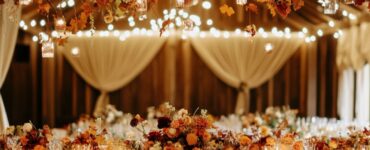 A beautifully decorated October wedding scene that combines rustic elements, warm colors, and seasonal florals, offering an inviting and memorable experience.