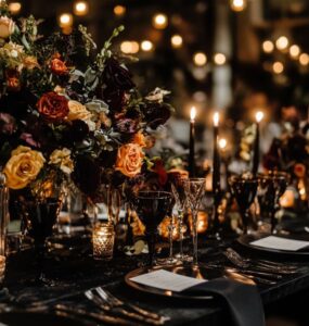 Elegant black aesthetic winter wedding decor, featuring velvet textures, candlelit tablescapes, and dark floral arrangements for a sophisticated seasonal celebration.
