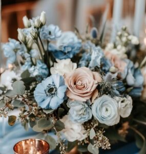 Elegant dusty blue and copper wedding décor featuring a harmonious blend of cool, serene blue tones and warm, inviting copper accents for a timeless winter wedding aesthetic.