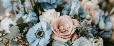 Elegant dusty blue and copper wedding décor featuring a harmonious blend of cool, serene blue tones and warm, inviting copper accents for a timeless winter wedding aesthetic.