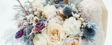 Elegant January wedding bouquet ideas featuring seasonal blooms, winter-inspired colors, and frosty accents to enhance a winter wonderland wedding theme.