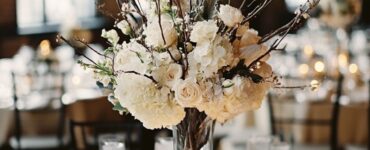 Elegant winter wedding centerpiece ideas with natural elements, sparkling accents, and seasonal colors to suit romantic, modern, and traditional styles.
