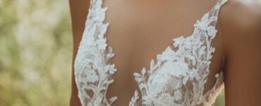 A bride’s wedding dress should reflect her unique personality and love story. Modern bridal fashion celebrates creativity, offering designs from nature-inspired gowns to bold, contemporary styles for an unforgettable wedding look.